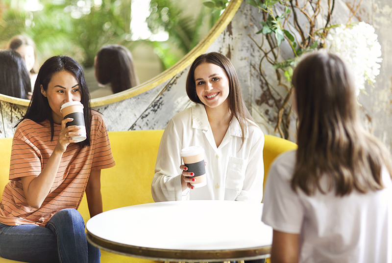 Pourquoi les cafés aiment-ils utiliser des tasses en papier pour prendre un café?